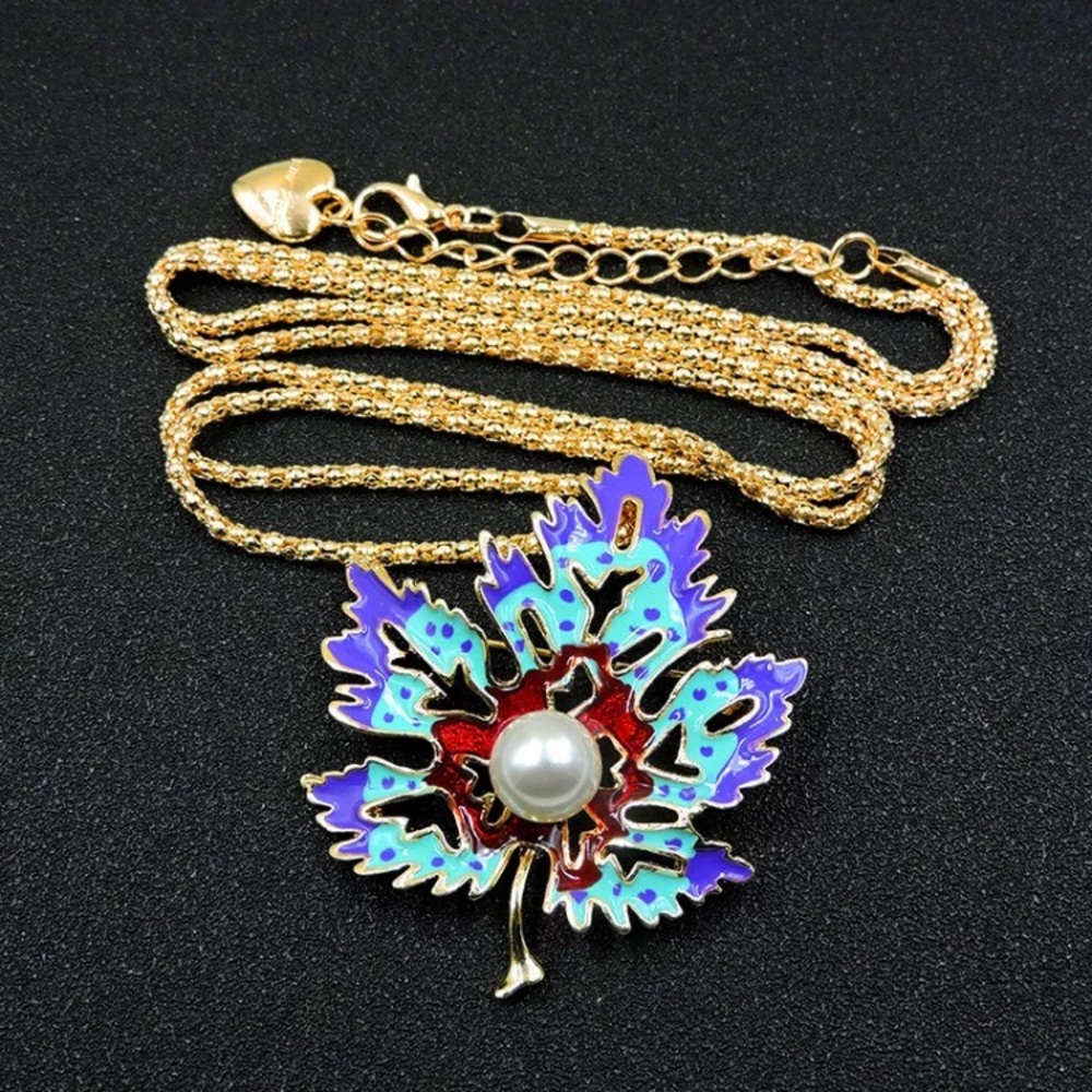 NWT MAPLE LEAF NECKLACE